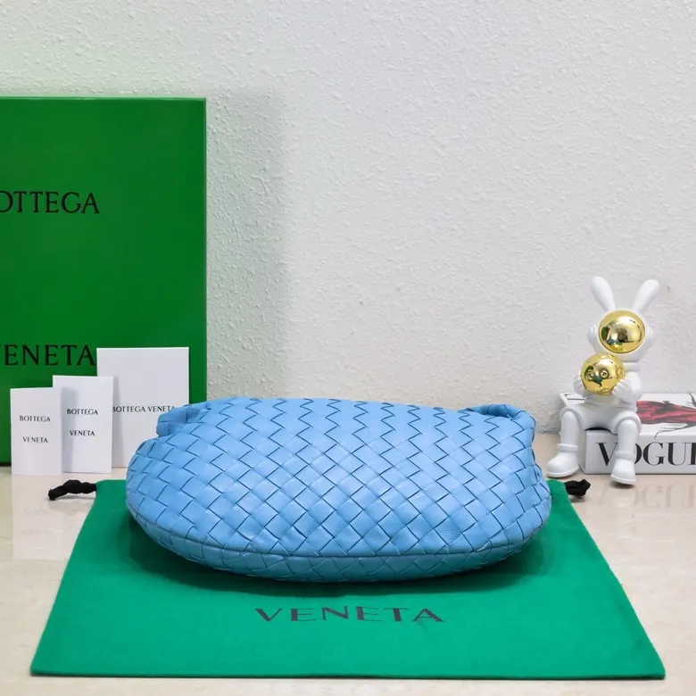Batch 1460 BV Bottega Veneta 2022 Early Spring New Ladies Medium JODIE Handbag BV Bag 🔥The new method is to round the corners on the original basis and knot the round hobo bag with classic woven leather. The most iconic triangular pull-out design, using sheepskin draped soft shape, is super suitable for concave shapes~ Jodie feels really gentle to people, and is definitely the best item for daily matching. It has the same weave, new elements and twists, and is versatile. It is the new favorite of street style Internet celebrities! Size: 36*21*13 Model: 6697